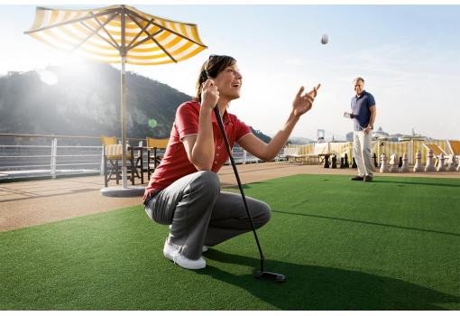 El golf putting green en el solarium